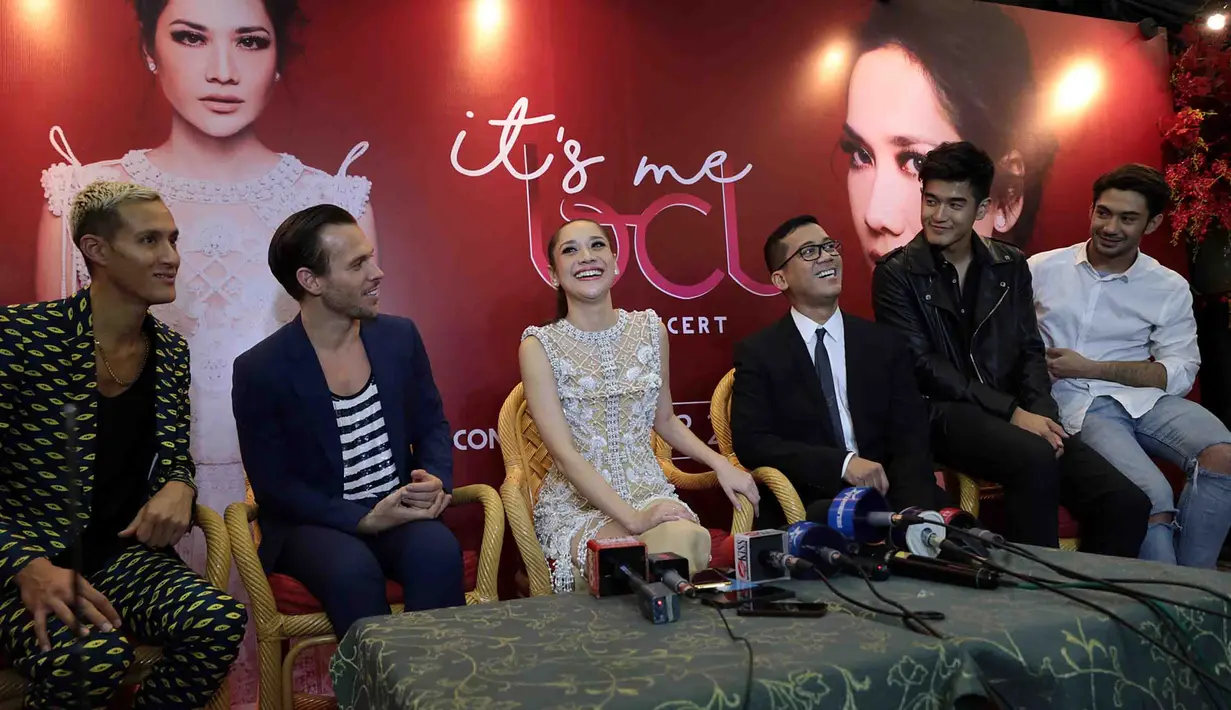 Hadir di konser BCL ternyata Ariel ditemani sang kekasih, Sophia Latjuba. Sebelum konser dimulai, Sophie mengatakan dirinya memang sengaja hadir di konser tersebut untuk menemani Ariel. (Deki Prayoga/Bintang.com)