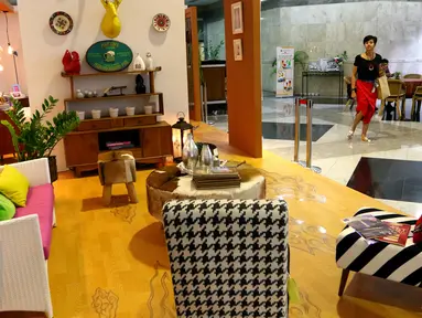Pengunjung melintas didepan stan desain interior pada ajang Perfect Home Young Interior Desainer Award di JCC, Jakarta, Minggu (22/11).Kegiatan tersebut terdiri dari empat kategori perlombaan. (Liputan6.com/Fery Pradolo)