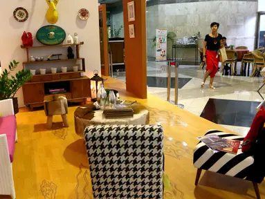 Pengunjung melintas didepan stan desain interior pada ajang Perfect Home Young Interior Desainer Award di JCC, Jakarta, Minggu (22/11).Kegiatan tersebut terdiri dari empat kategori perlombaan. (Liputan6.com/Fery Pradolo)