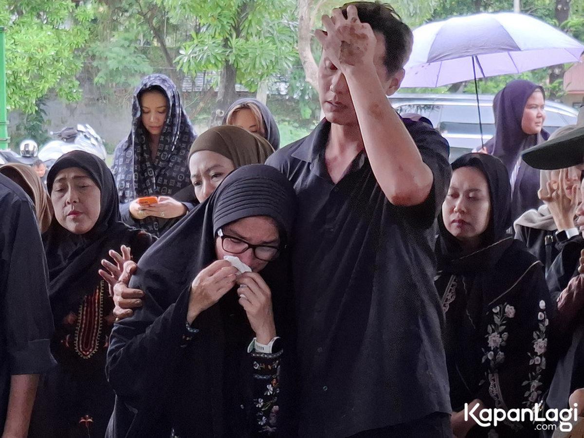 8 Potret Andhika Pratama Beberkan Alasan Ibu Mertuanya Dimakamkan Satu Liang dengan Adik Ussy Sulistiawaty