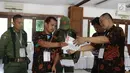 Dua petugas keamanan berjaga saat penghitungan suara Pilkada Jawa Barat 2018 di TPS 06 Nagrak, Gunung Putri, Bogor, Rabu (27/6). Di TPS ini pasangan Nomor Urut 4, Deddy Mizwar dan Dedi Mulyadi menang telak dengan 119 suara. (Liputan6.com/Herman Zakharia)