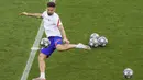 Penyerang Chelsea, Olivier Giroud menendang bola saat mengikuti sesi latihan di stadion Dragao di Porto, Portugal (28/5/2021). Chelsea  akan bertanding melawan City pada babak final Liga Champions pada Sabtu malam atau Minggu (30/5/2021) dini hari. (Michael Steele/Pool via AP)