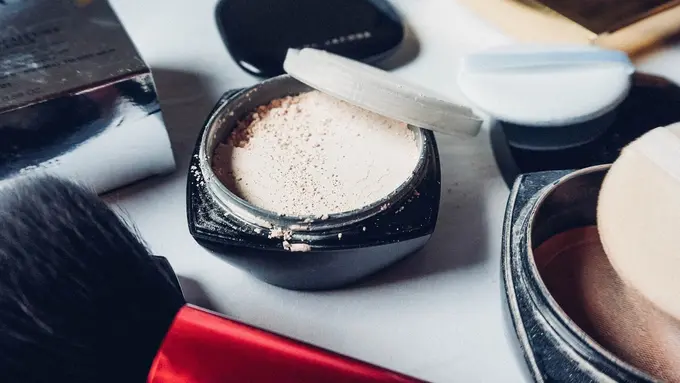 Menentukan Pilihan Diantara Bedak Tabur atau Bedak Padat