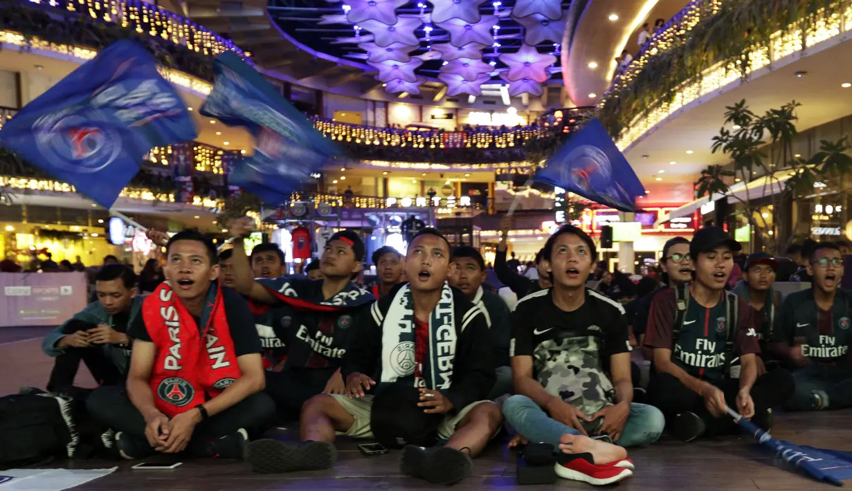 Suasana kemeriahan saat acara nonton bareng di Lippo Mall Kemang, Jakarta, Sabtu (9/2). Pada nobar itu PSG menang 1-0 atas Bordeaux. (Bola.com/Yoppy Renato)