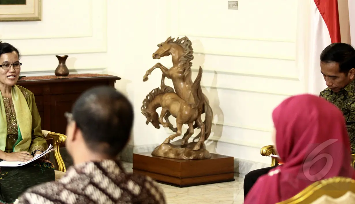 Presiden Jokowi (kanan) saat berbincang dengan Komnas Perempuan di Istana Negara, Jakarta, Senin (16/3/2015). Komnas Perempuan memaparkan temuan-temuan terbaru mengenai kekerasan atas perempuan. (Liputan6.com/Faizal Fanani)