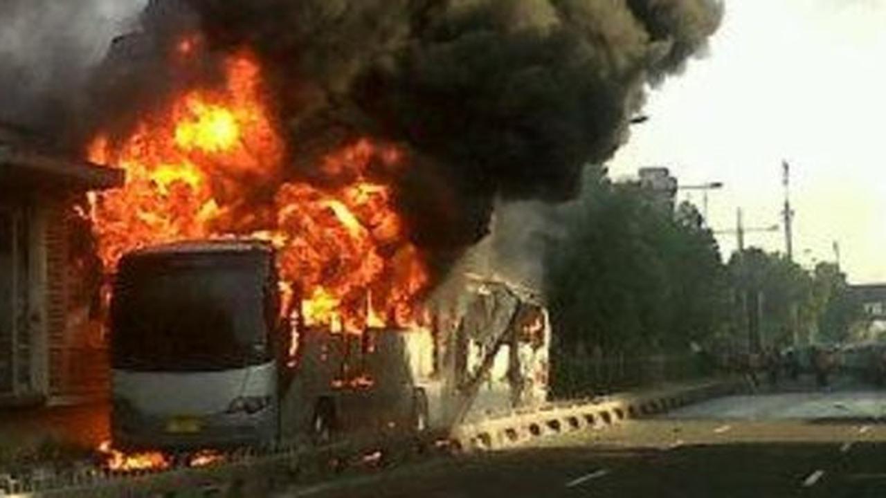 Busway terbakar di Halte Salemba, asap tebal mengepul tinggi