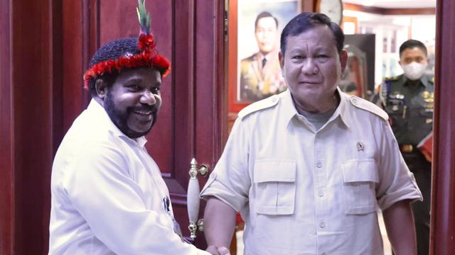 Menteri Pertahanan (Menhan) Prabowo Subianto, menerima kunjungan Ketua Lembaga Masyarakat Adat Tanah Papua, Lenis Kogoya di kantor Kementerian Pertahanan (Kemhan), Jakarta.