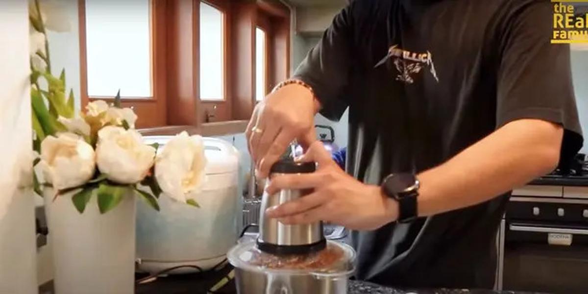 Potret Dapur Rendy Kjaernett yang Punya Model Simple tapi Lengkap