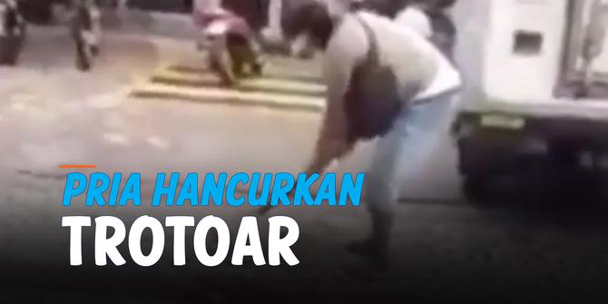 VIDEO: Istrinya Jatuh, Pria Hancurkan Trotoar Pakai Palu