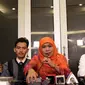 Menteri Sosial Khofifah Indar Parawansa (kedua kanan) memberikan keterangan mengenai 99 anak laki-laki yang dijual AR (41) ke komunitas gay di Jakarta, Rabu (31/8). (Liputan6.com/Johan Tallo)