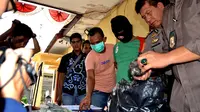 Aparat Polsek Teluk Segara Bengkulu berhasil mengungkap tindak pidana pencurian kota amal Mesjid dalam waktu kurang dari 3 jam saja (Liputan6.com/Yuliardi Hardjo)