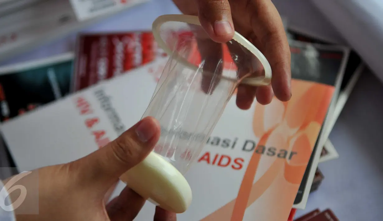 Memperingati Hari AIDS Sedunia, Kemenhub menggelar konsultasi tentang HIV/AIDS, Jakarta, Minggu (6/12/2015). Menhub menuturkan, melalui acara tersebut menyatakan dukungannya untuk mencegah penyebaran HIV/AIDS. (Liputan6.com/Gempur M Surya)