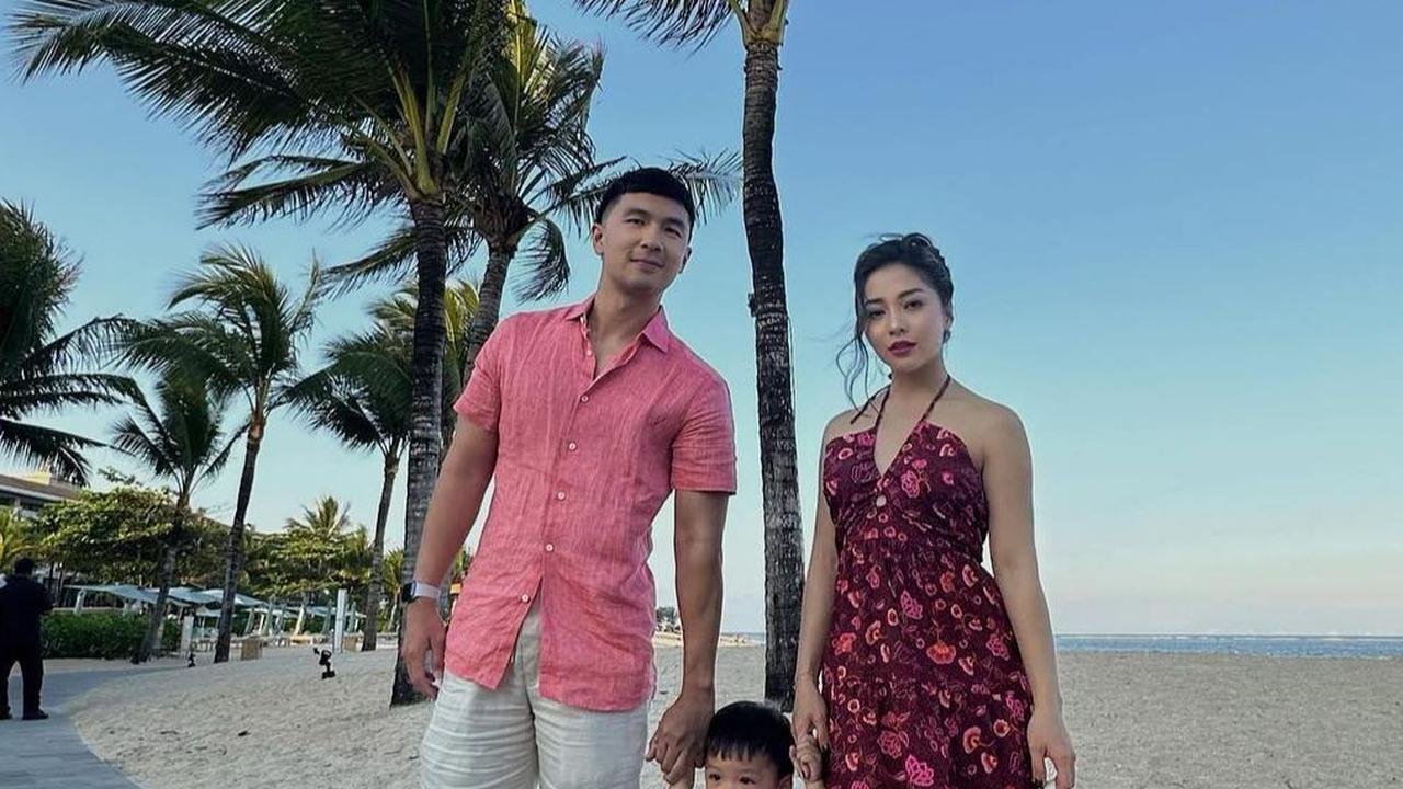 Sebagai selebriti dan ibu muda, Nikita Willy tetap modis, dari gaya santai saat jalan-jalan hingga elegan di acara resmi.