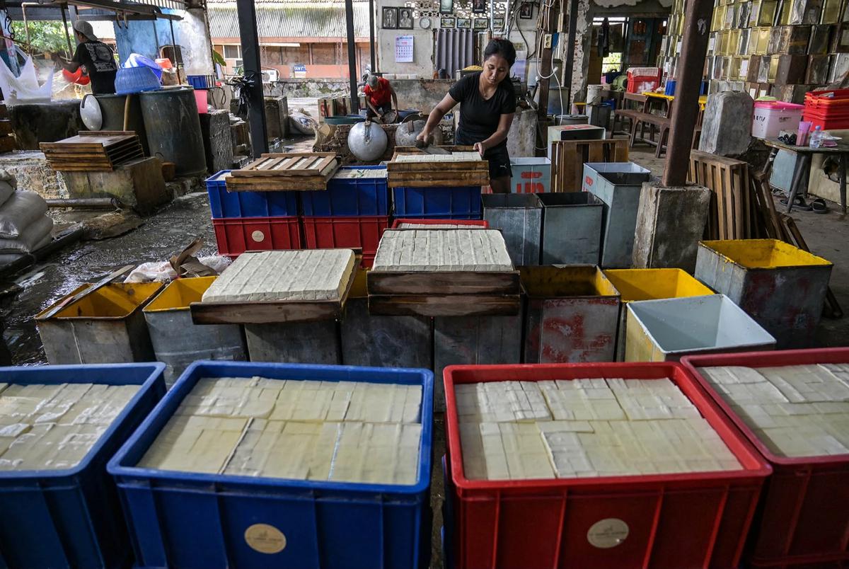 FOTO: Kenaikan Harga Kedelai Tekan Produksi Tahu di Jawa Timur