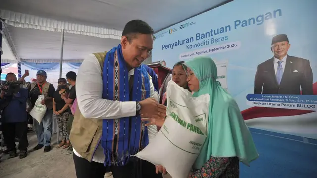 Pemerintah melanjutkan bantuan pangan beras hingga Desember 2026. Bansos beras ini disalurkan melalui Bulog. (Dok Bulog)