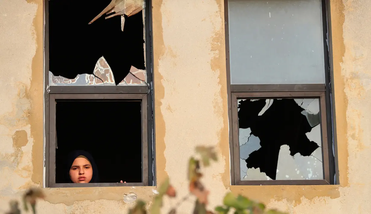 Hizbullah mengeluarkan tiga pernyataan terpisah yang mengkonfirmasi kematian anggotanya. Semuanya "menjadi syahid akibat agresi Zionis di Lebanon selatan pada Senin sore", pernyataan Hizbullah. (AP Photo/Mohammed Zaatari)