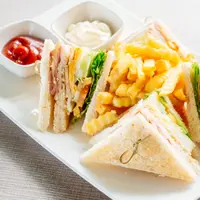 Sarapan berperan penting dalam menjaga keseimbangan energi dan metabolisme tubuh sepanjang hari. Mengonsumsi makanan yang tinggi protein dan rendah lemak saat sarapan dapat membantu menjaga kadar gula darah tetap stabil, meningkatkan fokus, serta mencegah rasa lapar datang terlalu cepat. (foto/dok: freepik/lifeforstock)