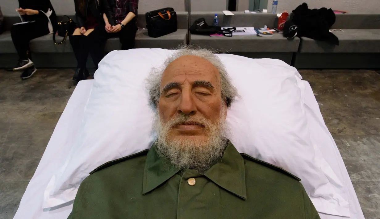 Replika Fidel Castro yang merupakan sebuah karya seniman Tiongkok yang bernama Shen Shaomin dipamerkan dalam Art Basel di Hong Kong (22/3). (AFP/Anthony Wallace)