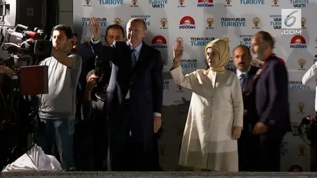 Pada Senin pagi, Dewan Pemilihan Tertinggi mengatakan 97,7 suara telah dihitung dan menyatakan Erdogan sebagai pemenang.