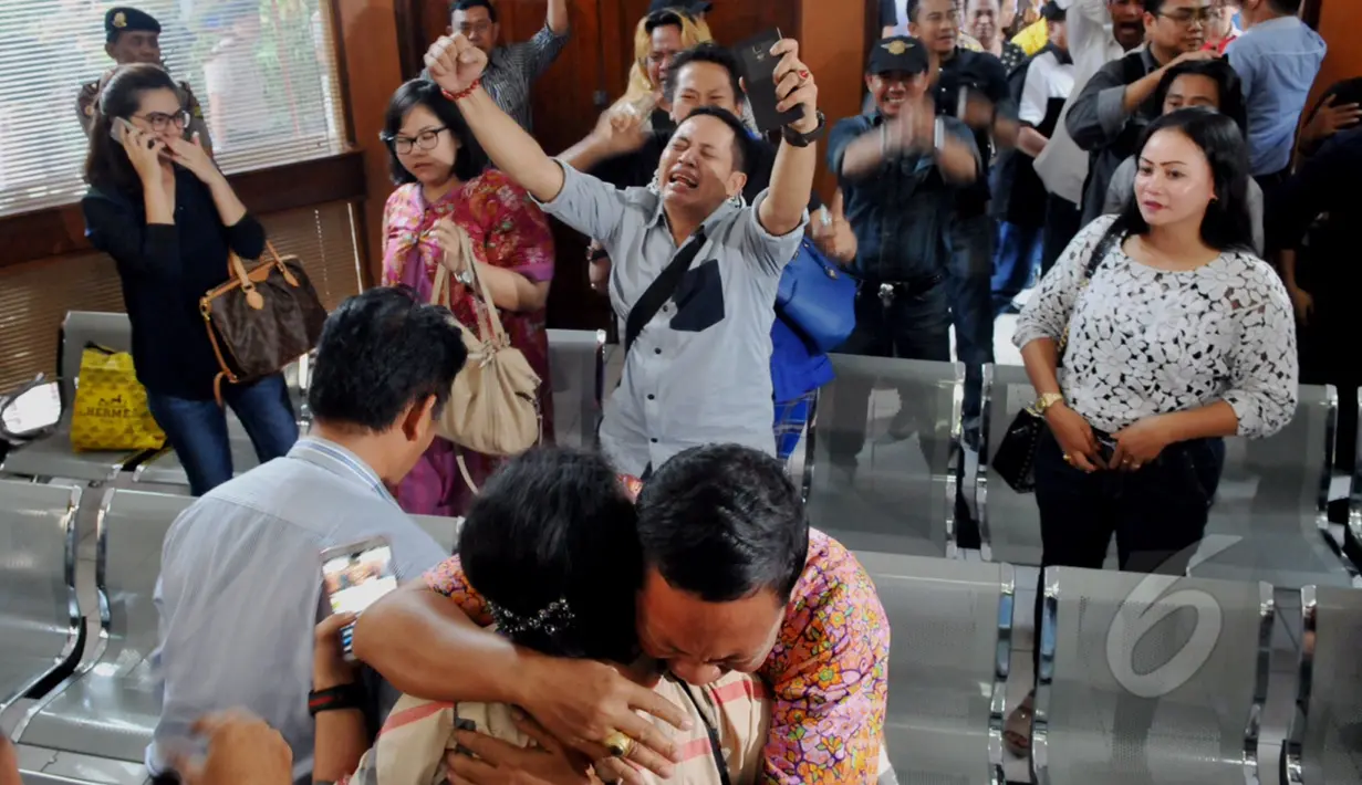 Beberapa pendukung dari Ilham Arief Sirajuddin mensyukuri keputusan praperadilan di Pengadilan Negeri Jakarta Selatan, Selasa (12/05/2015). Hakim tunggal Upiek Kartikawati mengabulkan gugatan praperadilan tersebut. (Liputan6.com/Andrian M Tunay)