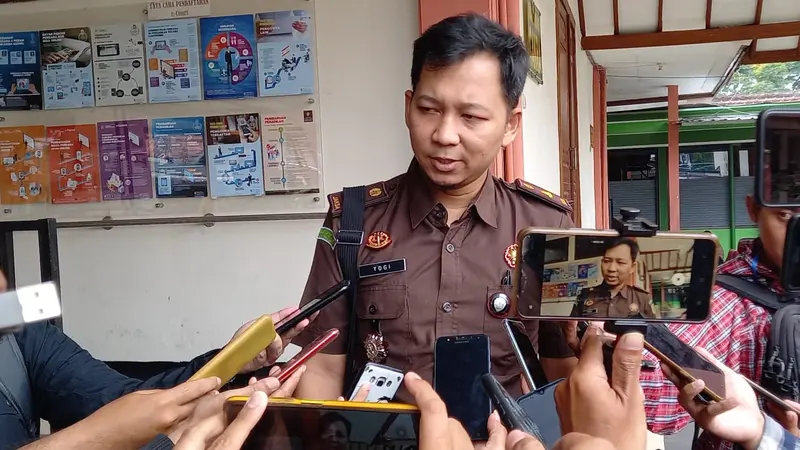 Tim JPU Kejari Kota Batu, Yogi Sudharsono, usai sidang lanjutan perkara SPI Kota Batu di PN Kota Malang pada Rabu, 10 Agustus 2022 (Liputan6.com/Zainul Arifin)