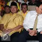 Basuki T Purnama (tengah) berbincang dengan Ketum Partai Golkar Setya Novanto jelang deklarasi dukungan di Jakarta, Jumat (24/6). Partai Golkar mendukung Ahok maju sebagai CalonGubernur DKI Jakarta 2017-2022. (Liputan6.com/Helmi Fithriansyah)