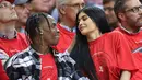 Namun prediksi Wendy Williams sangat melenceng. Travis kini benar-benar berada di samping Kylie Jenner dan anak mereka. (Metro)