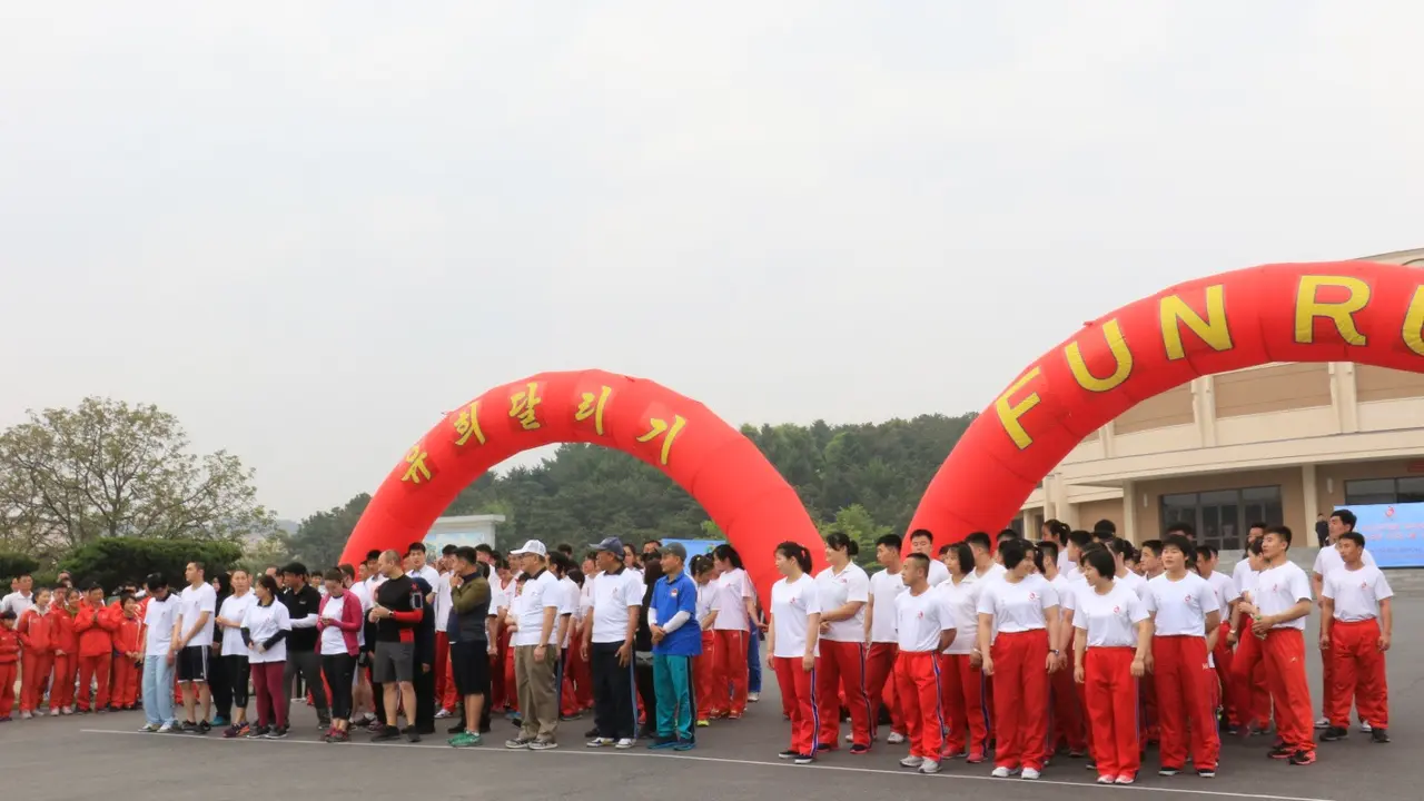 Duta Besar RI dan keluarga Besar KBRI Pyongyang serta ekspatriat di Korea Utara,​ mengikuti Lari Gembira (Fun Run) bersama dengan lebih dari 200 orang atlet dan pelatih Korea Utara yang akan berlaga di Asian Games 2018 (Kemlu.go.id)