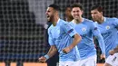 Gelandang Manchester City, Riyad Mahrez (kiri) melakukan selebrasi usai mencetak gol kedua timnya ke gawang Paris Saint-Germain dalam laga leg pertama semifinal Liga Champions 2020/2021 di Parc des Princes, Paris, Rabu (28/4/2021). Manchester City menang 2-1 atas PSG. (AFP/Anne-Christine Poujoulat)