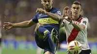 Gelandang berbakat River Plate Exequiel Palacios (kanan) diinginkan AC Milan (ALEJANDRO PAGNI / AFP)