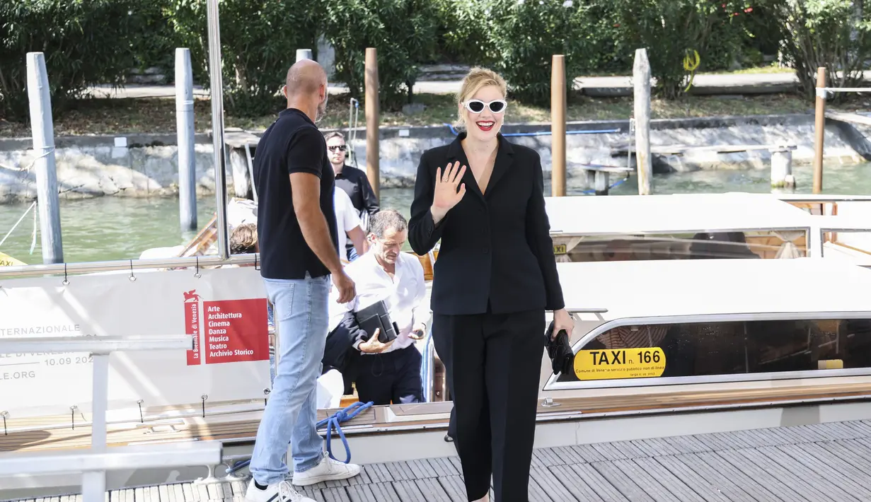 Greta Gerwig melambaikan tangan saat tiba untuk sesi pemotretan film 'White Noise' selama Festival Film Venesia edisi ke-79 di Venesia, Italia, Rabu (31/8/2022). Perempuan kelahiran 4 Agustus 1983 ini terlihat begitu antusias saat menghadiri festival ini.  (Photo by Vianney Le Caer/Invision/AP)