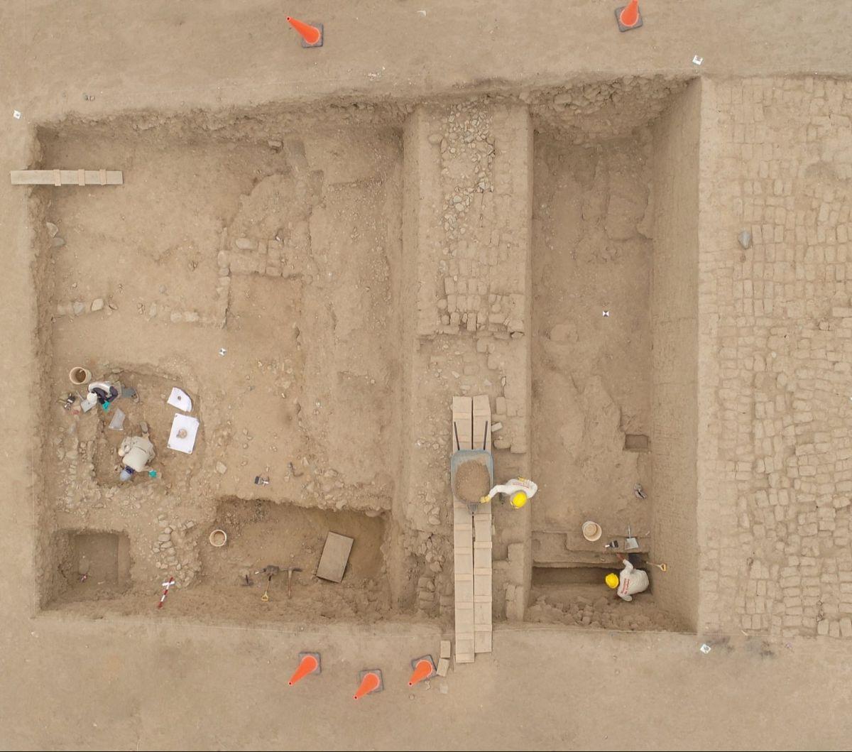 Foto udara memperlihatkan para arkeolog bekerja di sebuah situs di Trujillo , Peru, pada 8 Juli 2024. Di lokasi tersebut arkeolog menemukan kerangka orang-orang kaya dari peradaban kuno Chimu, masyarakat pra-Inca yang berkembang selama berabad-abad di dat