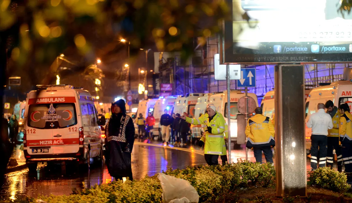 Mobil ambulan dan petugas medis bersiap untuk mengevakuasi korban penembakan di Istanbul, Turki (1/1). Akibat aksi penembakan brutal tersebut, 35 orang dilaporkan tewas sementara 40 lainnya terluka. (Ismail Coskun/Ihlas News Agency via Reuters)
