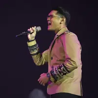 Konser tunggal Rossa digelar dengan megah Kamis (13/4) malam. Konser bertajuk The Journey of 21 Dazzling Years sebagai penanda 21 tahun berkarier itu mengandeng beberapa penyanyi Tanah Air. (Bambang E. Ros/Bintang.com)