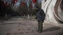 Seorang pria menulis sebuah puisi di lantai dengan air di Ditan Park di Beijing (1/2). Tahun Baru Imlek jatuh pada 16 Februari tahun ini, dengan perayaan yang berlangsung selama seminggu di China. (AFP Photo/Nicolas Asfouri)