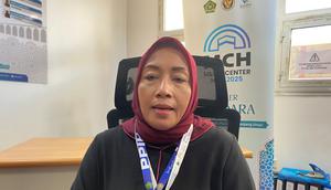 Menteri Pemberdayaan Perempuan dan Perlindungan Anak (MenPPPA) Arifatul Choiri Fauzi yang juga anggota Amirul Hajj saat ditemui di Bandara Internasional King Abdulaziz Jeddah, Selasa (10/6/2025). (Liputan6.com/Dinny Mutiah)