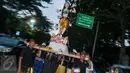 Umat Hindu mengarak Ogoh-ogoh di Jalan Tanah Abang, Jakarta, Senin (27/3). Pawai ogoh-ogoh tersebut bertujuan untuk mengusir energi negatif di alam semesta. (Liputan6.com/Gempur M. Surya)