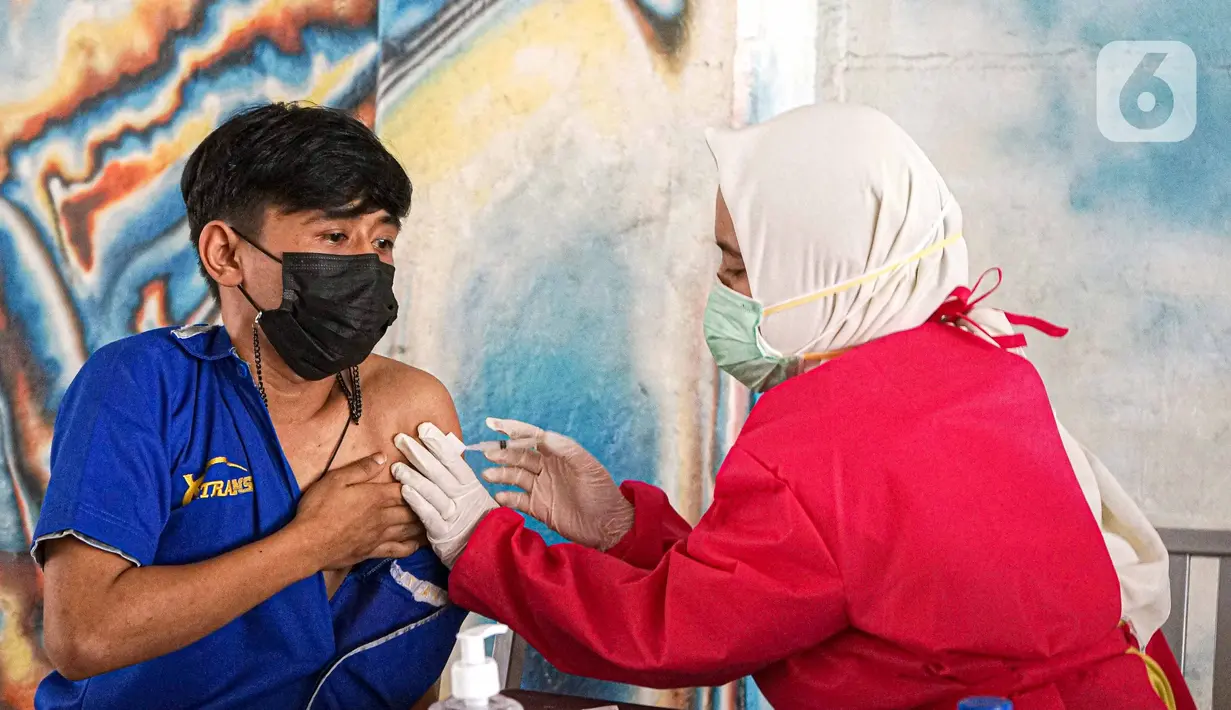 Warga menerima vaksinasi COVID-19 Sinovac di Terowongan Kendal, Jakarta Pusat, Jumat (30/7/2021). Total sasaran vaksinasi sebanyak 208.265.720. (Liputan6.com/Faizal Fanani)