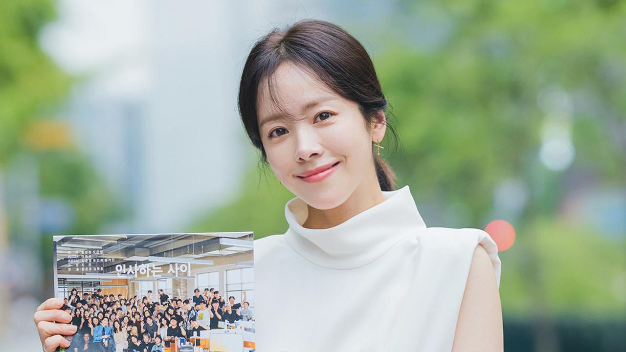 Han Ji Min di balik layar drakor Love Scout. (SBS via Soompi)