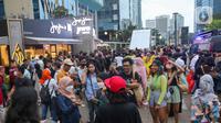 Sejumlah warga saat melihat Citayem Fashion Week di Stasiun BNI City, Sudirman, Jakarta Pusat, Senin (25/7/2022). Polres Jakarta Pusat bersama Dishub dan Satpol PP memberhentikan kegiatan cat walk zebra cross Citayam Fashion Week. (Liputan6.com/Herman Zakharia)