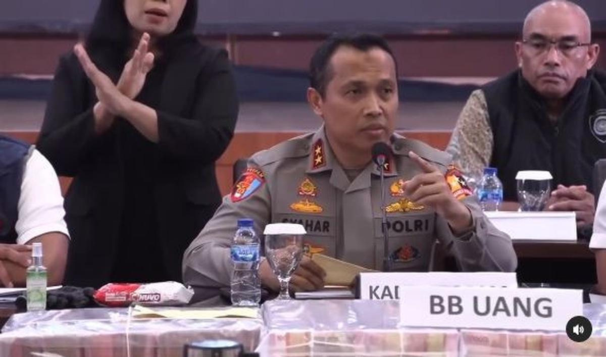 Ia kini telah resmi menyandang gelar sebagai Jenderal Bintang 3 Polri atau Komisaris Jenderal (Komjen) Polisi Syahar Diantono. <br>