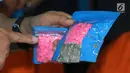 Petugas menunjukkan barang bukti ekstasi saat rilis di Kantor BNN, Cawang, Jakarta, Selasa (22/5). BNN berhasil mengamankan barang bukti total narkotika jenis sabu seberat 37,93 Kg dan 9.900 butir ekstasi. (Liputan6.com/Arya Manggala)