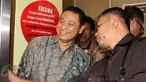 Direktur Utama PT Bursa Berjangka Jakarta, Bihar Sakti Wibowo (kiri) saat akan menjalani sidang perdana terkait kasus penyuapan mantan Kepala Bappebti Syahrul Raja Sempurnajaya di Pengadilan Tipikor Jakarta, Rabu (3/6/2015). (Liputan6.com/Helmi Afandi)