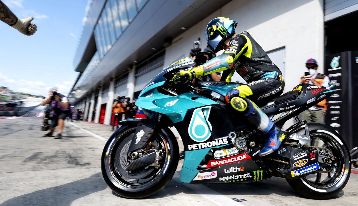 Valentino Rossi dipastikan akan berhenti dari dunia balap MotoGP pada akhir musim 2021 nanti. Rider asal Italia ini mengumumkan keputusan pensiunnya menjelang GP Styria 2021, tepatnya pada Kamis (05/08/2021) lalu. (Foto: AFP/Joe Klamar)