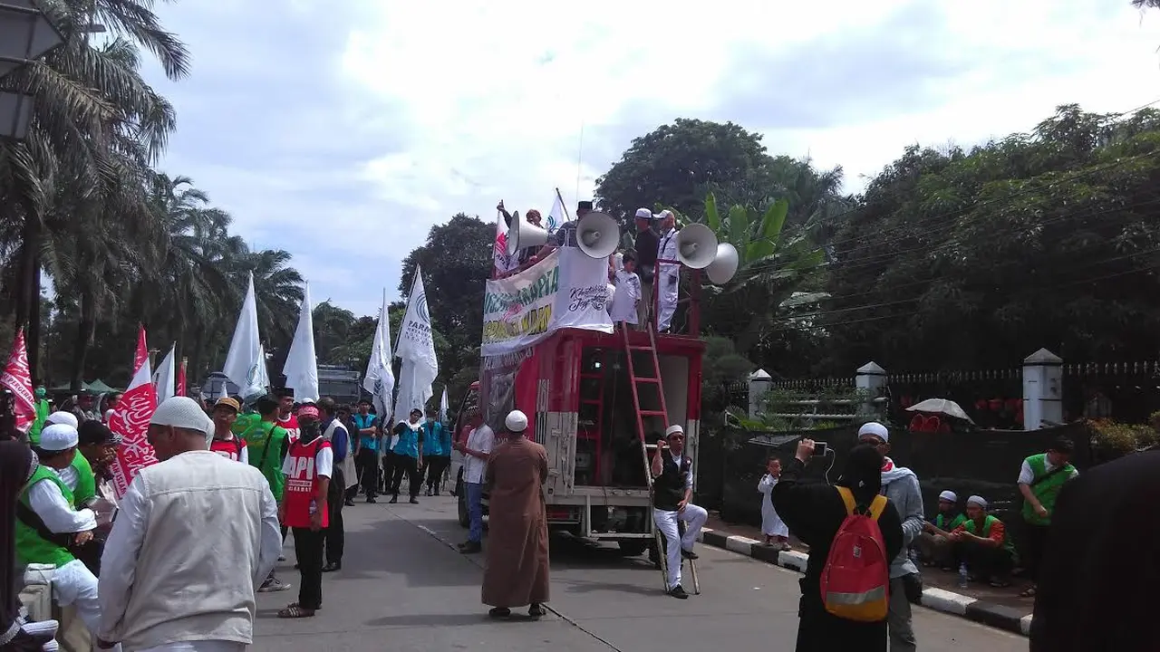 Massa di depan sidang Ahok