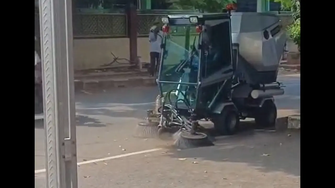Mobil penyapu jalan di Tuban