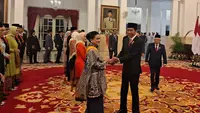 Presiden Jokowi memberikan tanda kehormatan kepada 18 orang tokoh nasional, mulai dari ibu negara Iriana, hingga Wishnutama Kusubandio. (Liputan6.com/Lizsa Egeham)