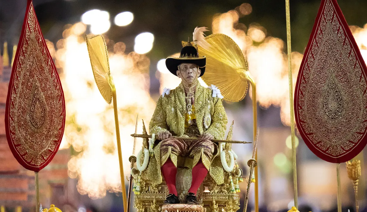 Raja Thailand Maha Vajiralongkorn diarak menggunakan tandu keliling Kota Bangkok, Thailand, Minggu (5/5/2019). Maha Vajiralongkorn resmi menjabat Raja Thailand menggantikan Raja Bhumibol Adulyadej yang meninggal dunia. (AP Photo/Wason Wanichorn)