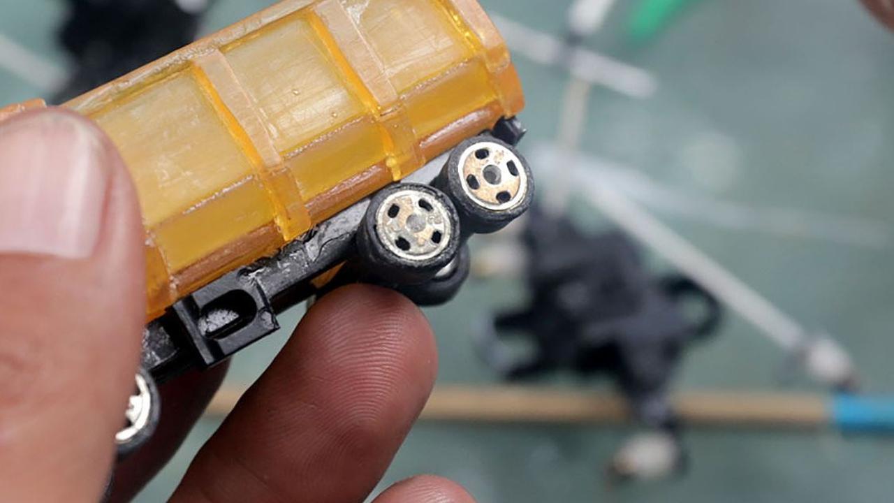 Dengan tangan dinginnya, Bang Timan menyulap limbah korek api yang tidak berguna menjadi miniatur kendaraan layaknya mainan kendaraan anak-anak yaitu "Hot Wheels".