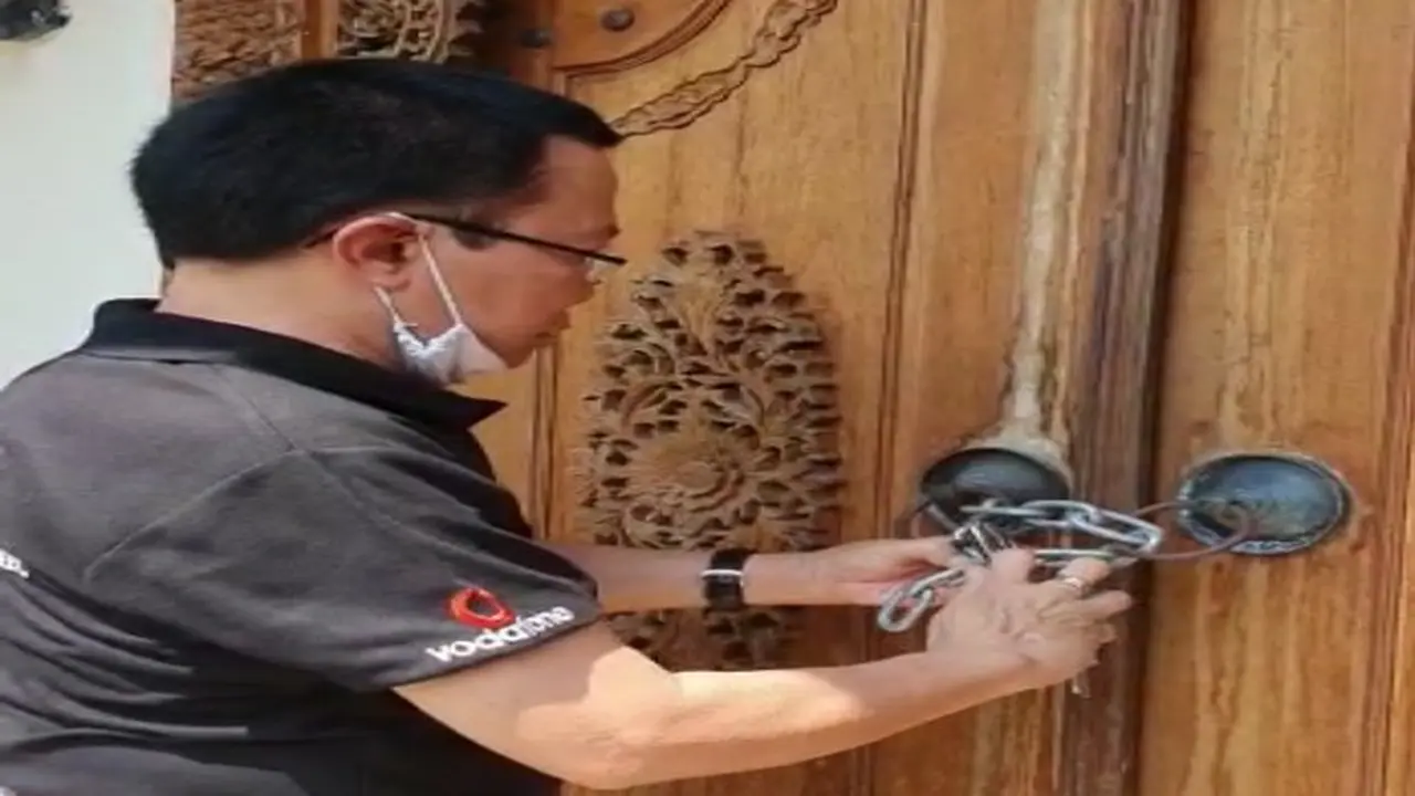Penampakan seorang pria mengaku keturunan sah Sultan Sepuh XI menyegel kediaman Sultan Sepuh XIV PRA Arief Natadiningrat. (Foto: Liputan6.com / Panji Prayitno)